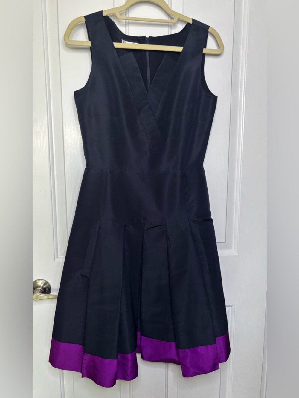 EUC OSCAR DE LA RENTA Sleeveless Taffeta Navy Blue Dress with Purple Hem Size 6